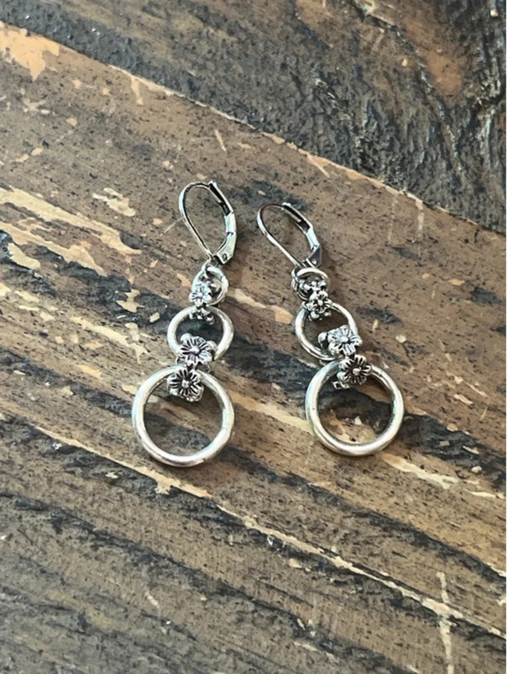 0062 VTG Style Silver Tone Floral Tiered Drop Earrings Leverback Dangle